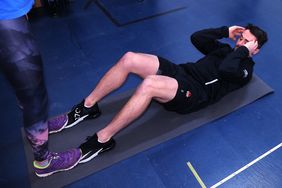 Manuel Strodel schaffte 29 Sit-ups in 40 Sekunden; Foto: David Young
