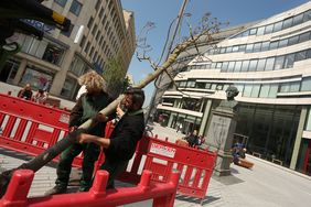 Setzten die Blauglockenbäume mit Hilfe eines Krans in die Erde: Numan Yetim und Ingo Maake (links) von der Firma Rimbach Landschaftsbau. Foto: David Young