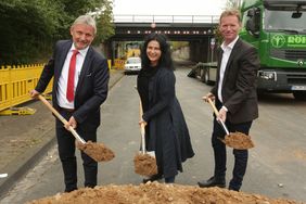 1. Spatenstich für die Tieferlegung der Bamberger Straße am Eisenbahnüberweg: Heribert Barlage, Geschäftsführer Konecranes, Cornelia Zuschke, Verkehrsdezernentin der Landeshauptstadt und Ingo Pähler, Leiter Amt für Verkehrsmanagement (v.l.). Foto: 