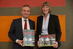 OB Geisel und Stadtkämmerin Dorothée Schneider stellten den Haushaltsentwurf für 2020 mit Rekordinvestitionen vor. Auch fürs kommende Jahr weist dieser erneut einen strukturell ausgeglichenen Haushalt mit einem positiven Ergebnis vor. Fotos: Young