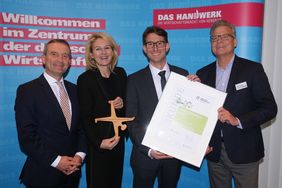 Preis der Mobilitätspartnerschaft 2019: (von links) Oberbürgermeister Thomas Geisel, Ursula Kammelter-Reihs und Dr. Daniel Kleine (beide Henkel) und IHK-Vizepräsident Dirk Lindner. Foto: David Young 