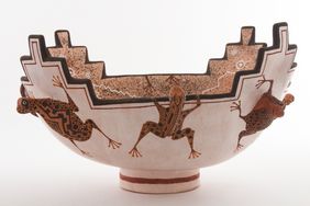 Milford Nahohai, Maismehlschale mit applizierten Fröschen, Zuni, New Mexico, USA, 2006; Foto: Hetjens – Deutsches Keramikmuseum