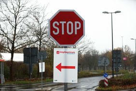 Hinweisschild zum zukünftigen Impfzentrum in den Räumen der Merkur Spiel-Arena; Foto: Young