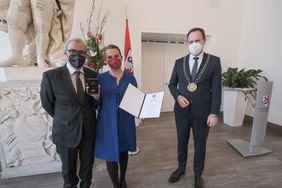 Oberbürgermeister Dr. Stephan Keller (r.) überreichte Jenny Jürgens im Jan-Wellem-Saal die Verdienstplakette der Landeshauptstadt Düsseldorf. Mit dabei war auch Jenny Jürgens Ehemann, David Carreras; Foto: Gstettenbauer