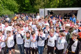 Alle Kinder, die am Petit Départ teilnehmen, erhalten ein T-Shirt und eine Medaille. Foto: Uwe Schaffmeister