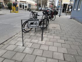 Rund 1.000 neue Fahrradabstellanlagen sind im Stadtgebiet entstanden - hier zum Beispiel Fahrradbügel an der Luisenstraße, die auch für Lastenräder geeignet sind. © Connected Mobility Düsseldorf
