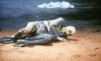 Szenenfoto aus MEDEA von Hanns Henny Jahnn. 