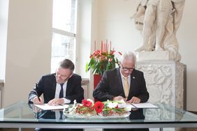 Düsseldorfs Oberbürgermeister Thomas Geisel und Mettmanns Landrat Thomas Hendele bei der Unterzeichnung zur Fortführung der Kooperation bei der Regionalagentur