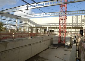 Als Nächstes folgen nach Schließung von Dach und Fassaden die Ausbaugewerke Heizung, Lüftung, Sanitär, Elektro, Badewassertechnik, Trockenbau und Fliesenarbeiten. Foto: Meyer