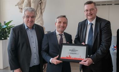 Austausch über die Euro 2024 im Rathaus mit (v.r.) DFB-Präsident Reinhard Grindel, OB Thomas Geisel und DFB-Vize Peter Frymuth; Foto: Gstettenbauer