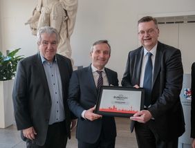 Austausch über die Euro 2024 im Rathaus mit (v.r.) DFB-Präsident Reinhard Grindel, OB Thomas Geisel und DFB-Vize Peter Frymuth; Foto: Gstettenbauer