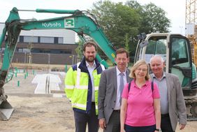 Michael Köhler, Burkhard Hintzsche, Ursula Holtmann-Schnieder und Wendelin Dutenhöfer (v.l.) vor dem Baufeld, auf dem die neue Jugendfreizeiteinrichtung entsteht. Foto: Ingo Lammert