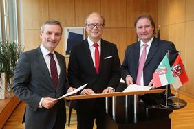 Landtagspräsident André Kuper (M.), Oberbürgermeister Thomas Geisel (l.) und Finanzminister Lutz Lienenkämper unterzeichneten die Rahmenvereinbarung zur Erweiterung des Landtags und Entwicklung des Bürgerparks; Foto: Landtag NRW