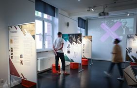 Seit Ende Juni ist der erste Teil der Wanderausstellung "Im Namen des Volkes!? §175 StGB im Wandel der Zeit" des Centrums Schwule Geschichte (Köln) in der Mahn- und Gedenkstätte zu sehen; Foto: Melanie Zanin