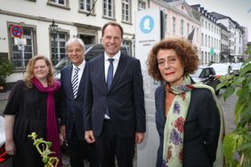(V. r.) Rachel Salamander besuchte im Rahmen eines Pressegesprächs am Freitag gemeinsam mit OB Stephan Keller und Kulturdezernent Hans-Georg Lohe das Heinrich-Heine-Institut, wo sie von der Leiterin Sabine Brenner-Wilczek empfangen wurden; Fotos: Zanin