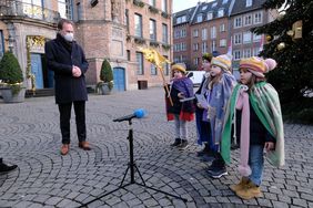 Die Sternsinger überbrachten vor dem Rathaus den Segen für das neue Jahr, Foto: M. Gstettenbauer.
