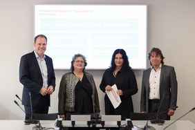 OB Dr. Stephan Keller, Bau- und Planungsdezernentin Cornelia Zuschke, Amtsleiterin Ulrike Lappeßen und Projektleiter Thomas Eberhardt-Köster haben das Beratungsangebot der Bauaufsicht vorgestellt. Foto: David Young
