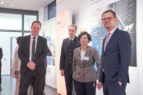 Kurator Dr. Benedict Mauer, Leiter des Stadtarchivs, und Kuratorin Anna Schlieck, Mahn- und Gedenkstätte, führten Feuwerwehrchef David von der Lieth und OB Dr. Stephan Keller (v. r.) durch die Ausstellung. Foto: Gstettenbauer