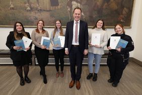 Oberbürgermeister Dr. Stephan Keller am Donnerstag, 11. Januar, mit den Absolventinnen des EU-Zubi-Programms (v.l.): Dilara Sentürk, Sonja Nickel, Vanessa Schulz, Anja Weiss und Nicole Zimmermann. Foto: David Young