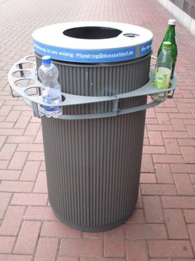 Pfandring an einem Abfallbehälter; Foto: Landeshauptstadt Düsseldorf - Umweltamt