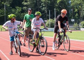 Prominenter "Starter" beim Special Petit Départ im Rather Waldstadion: Ex-Profi und Radsport-Botschafter Ruben Zepunkte (r.) vor der Zeitfahrrunde; Foto: Uwe Schaffmeister