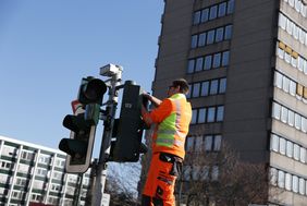 Ziel der ersten, festzeitbasierten umweltsensitiven Anpassung der Ampelanlagen ist es, dass nur noch die lufthygienisch vertretbare Anzahl an Kraftfahrzeugen in die Corneliusstraße und in die Merowingerstraße einfahren kann. Foto: Ingo Lammert