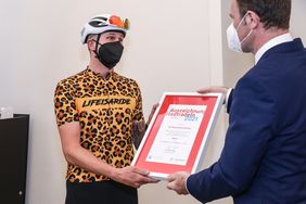 Bei den Stadtteilteams erreichten "The Downtown Cyclists" die meisten Kilometer pro Kopf. Alexander Ignasiak (li.) nahm für das Team die Urkunde von Oberbürgermeister Dr. Stephan Keller entgegen. Foto: Melanie Zanin