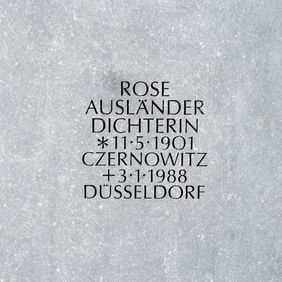 Auf der Vorderseite der Büste von Rose Ausländer sind das Geburtsdatum und der Todestag der Lyrikerin vermerkt. Foto: Meyer
