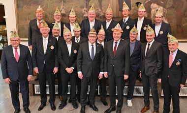Oberbürgermeister Dr. Stephan Keller begrüßte im Jan-Wellem-Saal des Rathauses den designierten Prinzen Prinz Dirk II (Dirk Mecklenbrauck, vorne Mitte) sowie Vorstand, Mitglieder und Ehrenmitglieder des Düsseldorfer Prinzenclubs, Foto: Meyer.