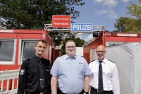 Holger Körber (Leiter Außendienste Ordnungsamt), Thorsten Fleiß (Leiter Polizeiinspektion Mitte) und Michael Brüls (Feuerwehr) stellen das Sicherheitsdorf vor. Foto: Ingo Lammert