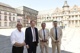 Vorstellung des Antisemitismusbeauftragten: (V. l.) Bert Römgens, Jüdische Gemeinde Düsseldorf, OB Dr. Stephan Keller, der Antisemitismusbeauftragte Wolfgang Rolshoven sowie Dr. Bastian Fleermann, Leiter Mahn- und Gedenkstätte; Foto: Ingo Lammert