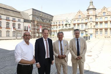 Vorstellung des Antisemitismusbeauftragten: (V. l.) Bert Römgens, Jüdische Gemeinde Düsseldorf, OB Dr. Stephan Keller, der Antisemitismusbeauftragte Wolfgang Rolshoven sowie Dr. Bastian Fleermann, Leiter Mahn- und Gedenkstätte; Foto: Ingo Lammert