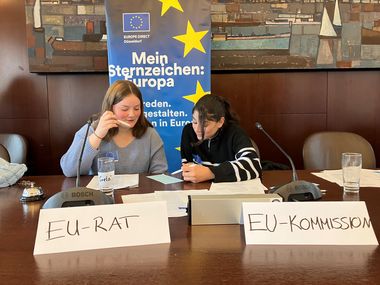Schülerinnen und Schüler der Toni-Turek-Realschule simulierten im Rahmen des Planspiels "SOS Europa" einen EU-Sondergipfel und verhandelten über Kernfragen der Migrationspolitik. Damit setzten sich die Jugendlichen auf besondere Weise mit den Herausforderungen europäischer Entscheidungsprozesse im Bezug auf Asylrecht auseinander. © Landeshauptstadt Düsseldorf