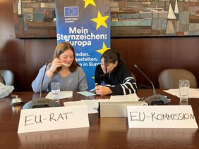 Schülerinnen und Schüler der Toni-Turek-Realschule simulierten im Rahmen des Planspiels "SOS Europa" einen EU-Sondergipfel und verhandelten über Kernfragen der Migrationspolitik. Damit setzten sich die Jugendlichen auf besondere Weise mit den Herausforderungen europäischer Entscheidungsprozesse im Bezug auf Asylrecht auseinander. © Landeshauptstadt Düsseldorf