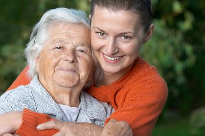 Seniorin wird von jüngerer Frau umarmt, © absolut, fotolia
