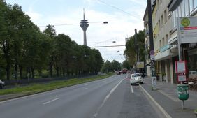 Foto von der Haroldstraße mit altem, markierten  Bestandsradweg in Fahrtrichtung  Westen 