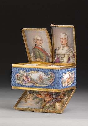 Dreifachtabatiere mit Mosaikdekor u. antikisierenden Szenen (außen) sowie Vertumne et Pomone nach François Boucher u. Porträts des Kurfürsten von der Pfalz und seiner Gemahlin (innen); Meissen, um 1750; Privatsammlung; Foto: Christian Mitko, München