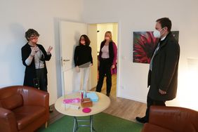 Besuch der Frauenberatungsstelle: Luzia Kleene (v.l.), Eva Inderfurth und Etta Hallenga von der Beratungsstelle führten den Oberbürgermeister Dr. Stephan Keller durch die Räumlichkeiten; Foto: Young