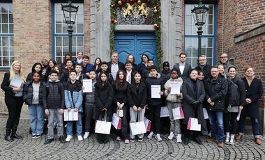 29 Schülerinnen und Schüler sind von Mobilitätsdezernent Jochen Kral, Kriminaloberrat Christoph Simon von der Polizei und Michael Strotmann von der Rheinbahn am Mittwoch, 3. Dezember, im Rathaus offiziell zu Fahrzeugbegleitern ernannt worden. © Landeshauptstadt Düsseldorf/David Young