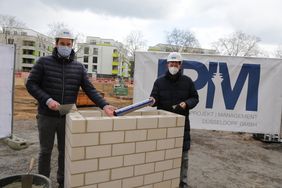 Stadtdirektor Burkhard Hintzsche (r.) und Michael Köhler von der IPM bei der Grundsteinlegung am Schulstandort Heerstraße. Foto: Ingo Lammert