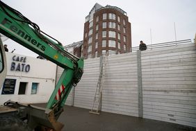 Das Tor am Unteren Rheinwerft zum Alten Hafen wird ab Düsseldorfer Pegel von 8,00 Metern geschlossen. Dabei wird im Bedarfsfall schweres Gerät eingesetzt. Archivbild: Lammert 