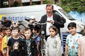 Foto von Stadtdirektor Burkhard Hintzsche und einer Gruppe Kinder