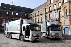 Die beiden neuen elektrischen Müllsammelfahrzeuge am Rathaus