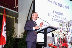 Oberbürgermeister Thomas Geisel bei seiner Rede auf dem Empfang für die japanische Wirtschaft. Foto: Melanie Zanin
