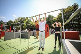 Oberbürgermeister Thomas Geisel in Aktion mit Delia (rechts) und Nele beim Test des neuen Bewegungsparks in Garath, Foto: Melanie Zanin.