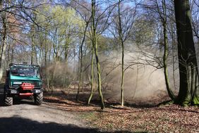 Ein Klein-Lkw mit speziellem Gebläse bringt den Kalk von den Wegen aus bis zu 60 Meter tief in den Wald ein. Foto: Ingo Lammert