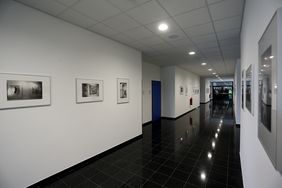 Im neuen Erweiterungsbau des Gymnasiums Koblenzer Straße wird die Fotodokumentation zu 50 Jahre "gymnasia" als Dauerausstellung gezeigt, Foto: Young