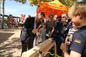 Oberbürgermeister Thomas Geisel beim Rundgang auf dem Weltkindertagsfest, Foto: Ingo Lammert.
