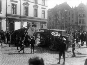 Während der Unruhen im Jahr 1919 errichten Spartakisten Barrikaden, hier an der Ellerstraße
