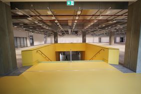 Blick auf den Aufgang zum 3. OG. Verbunden sind die beide Geschosse der Zentralbibliothek durch eine große, gelbe Treppe sowie durch einen Aufzug; Foto: David Young